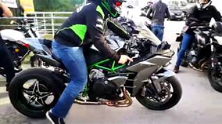 Kawasaki H2 Carbon 20120 vs Z650 Akrapovic exhaust sound [upl. by Nahtaoj]