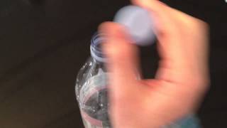 Comment ouvrir une bouteille deau en plastique [upl. by Aiblis481]