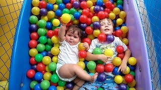 2 MILHÕES DE BOLINHAS COLORIDAS Diversão em Familia  Brancoala Maikito Laurinha e Craudete [upl. by Clara]