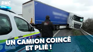 Un camion rentre dans les rails de sécurité [upl. by Lesna]