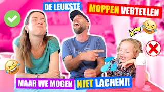 DE LEUKSTE MOPPEN  TRY NOT TO LAUGH CHALLENGE Het Zoete Zusjes Moppenboekje ♥DeZoeteZusjes♥ [upl. by Glendon]