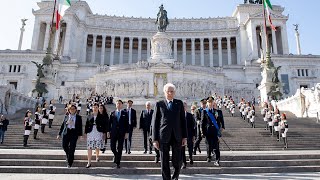 25 Aprile Mattarella depone una corona d’alloro sulla Tomba del Milite Ignoto [upl. by Adnahs127]