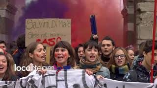 Manichini Salvini e Di Maio dati alle fiamme al corteo degli studenti di Milano [upl. by Amoakuh744]