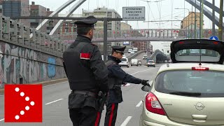 Milano i posti di controllo carabinieri fermano le auto [upl. by Lia502]