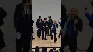 Relay Dance straykids Fanmeeting danceracha skz stay 스트레이키즈 kpop youmakestraykidsstay felix [upl. by Hollister]