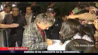 Rod Stewart llegó a Lima y firmo autógrafos [upl. by Kahaleel]