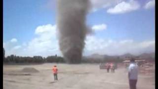 Tornado  Dust Devil  en Santiago enero 2011 [upl. by Eelrebmik]