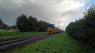 VIRM 8730 en de 9556 groene trein raast langs net buiten Hoorn Kersenboogerd [upl. by Bristow]