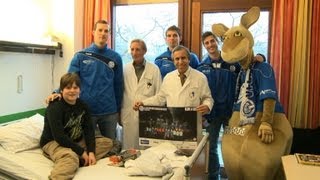 Gummersbacher Handballer auf Weihnachtsbesuch in Kinderklinik [upl. by Aleyam334]