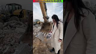 A stone got stuck in the JCBs shovel then what the girl did [upl. by Wilson]