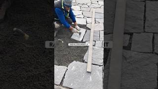 Maestro posatore a lavoro posa pietra naturale a mosaico per pavimenti esterni landscapestone [upl. by Amal]