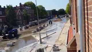 Overstroming in Van der Pekstraat door gesprongen waterleiding [upl. by Yzus]