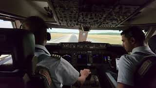 Cockpit view BOEING 747 LAND AT HOUSTON AIRPORT Bumpy finel [upl. by Limemann]