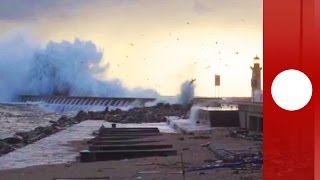 Tempête sur lAtlantique une vidéo montre la fureur des vagues au Portugal [upl. by Nnylatsyrk]