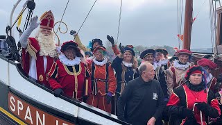 Burgemeester en kinderen ontvangen Sinterklaas aan de Maasboulevard in Schiedam [upl. by Gorrono]