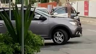 Motorista “joga” carro em cima de homem que agredia mulher [upl. by Lletnahs]