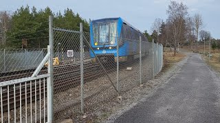 Tåg mot Farsta strand på tunnelbanans viadukt över Nynäsvägen vid Skogskyrkogården [upl. by Lillywhite]