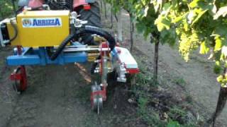 Attrezzatura per vigne con lama interfilare pulisci ceppo e disco apripista mod EXPO SINGOLO B [upl. by Mellen]