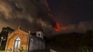 Etna neve e colate di lava il vulcano dà ancora spettacolo [upl. by Zetrok]