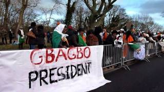 Manifestation de partisans de Gbagbo devant la prison de la CPI [upl. by Saretta]