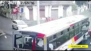 BelAirRivièreSèche  Collision entre un bus et une voiture [upl. by Fretwell608]