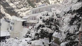 Piligrim Enjoy Snowfall in Katra Shri Mata Vaishno Devi Ji snowfall kashmir snowfallupdate [upl. by Dorrahs]