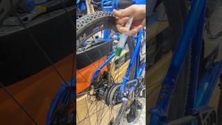 vidange du moyeu Shimano Alfine 11 chez Cycles Riflet [upl. by Abbye]