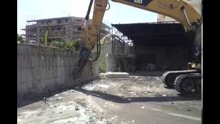 Cat 320b con martello demolitore 33 [upl. by Noiwtna]