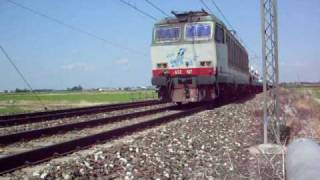 Treno Merci carico di furgoncini transita sulla Milano  Torino [upl. by Vaas566]