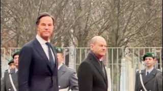 Rutte bezoekt Scholz in Berlijn Preussischer Präsentiermarsch [upl. by Ezara992]