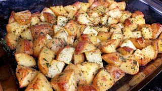 The BEST Crispy Oven Roasted Potatoes  Garlic Herb Roasted Potatoes [upl. by Klinges]