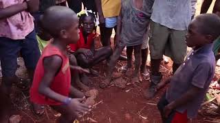 Niños africanos bailando merengue a lo macho [upl. by Batsheva]