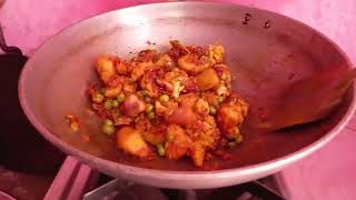 Aalu gobhi matar ki recipe Punjabi Tadka restaurant style Mein matar paneer in Hindi [upl. by Etiuqram]