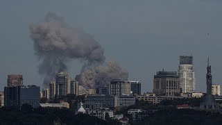 Più di 40 missili russi sullUcraina almeno 20 morti tra Kiev Kryvyi Rih e Pokrovsk [upl. by Helbon]