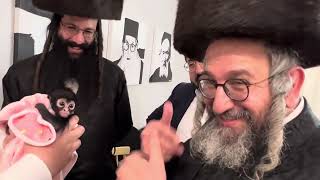 Rav Mota Frank Meets a Baby Monkey in Texas  הרב מוטה פראנק פוגש קוף ב׳טעקסאס [upl. by Ahsatniuq]