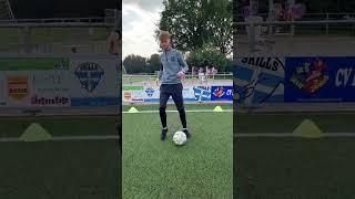 VoetbalSkill level 1 Dribbelen met het goede been [upl. by Eanom]