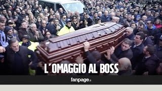 I funerali del boss delle cerimonie larrivo della bara in chiesa e lapplauso della folla [upl. by Hplodnar]