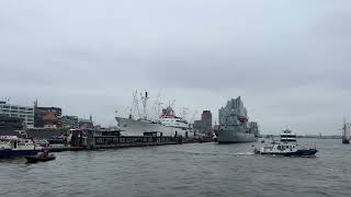 Hamburger Hafen Fahrt mit HADAGFähre von den Landungsbrücken zur Elbphilharmonie [upl. by Larrabee]