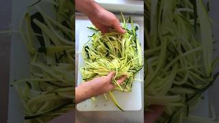 Spaghettis de courgettes recette cuisine courgette basilic mozzarella tomate [upl. by Foley]