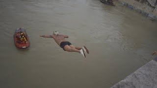 CORONAVIRUS tuffo di Mister ok nel Tevere  Roma [upl. by Leopoldeen158]