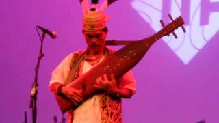 Matthew Ngau Jau playing the Sapeh  Sarawak Borneo Malaysia  Tong Tong Fair  TTF 2009 [upl. by Eckhardt75]