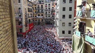 Ambiente en la plaza Consistorial de Pamplona antes del chupinazo de Sanfermines [upl. by Ahsinaw266]