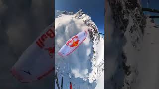 Un skieur évite de peu une avalanche grâce à son parapente😮 [upl. by Courtland]