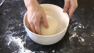 Zelf heerlijk pizzadeeg maken recept voor beginners [upl. by Sulokcin]