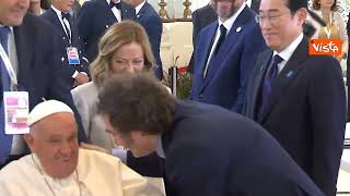 Papa Francesco arriva al G7 e il Presidente argentino Milei lo abbraccia [upl. by Odnam]