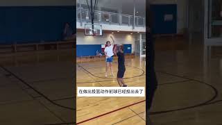 小夥發明了一種新型籃球打法，你認為這個算數麼？ 新型籃球打法nba 詹姆斯庫裡 basketball 籃球 [upl. by Owiat]