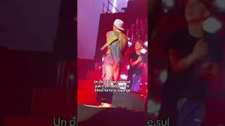 Sfera Ebbasta respinge un fan che era salito sul palco trapitalia sferaebbasta concerto fan [upl. by Hurlow]