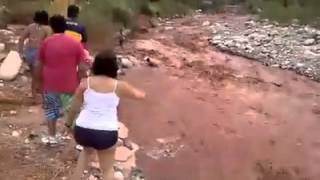 Turistas se salvan tras crecida del río Miranda [upl. by Oap]