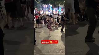 Bạn nam du khách nước ngoài nhảy giao lưu với những động tác đáng yêu dance giaitri xuhuong [upl. by Angus621]