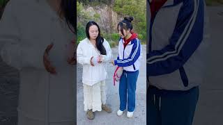 白衣女人假装孕妇利用学生的善良骗取她的钱 [upl. by Idroj]